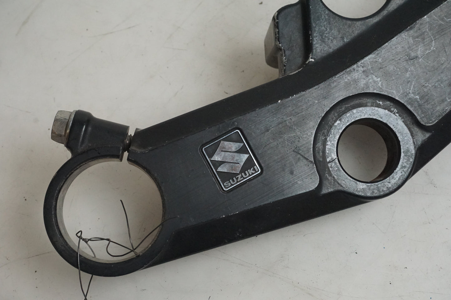 Baksidan på Gaffelkrona från en Suzuki SV 650 -2003 motorcykel.