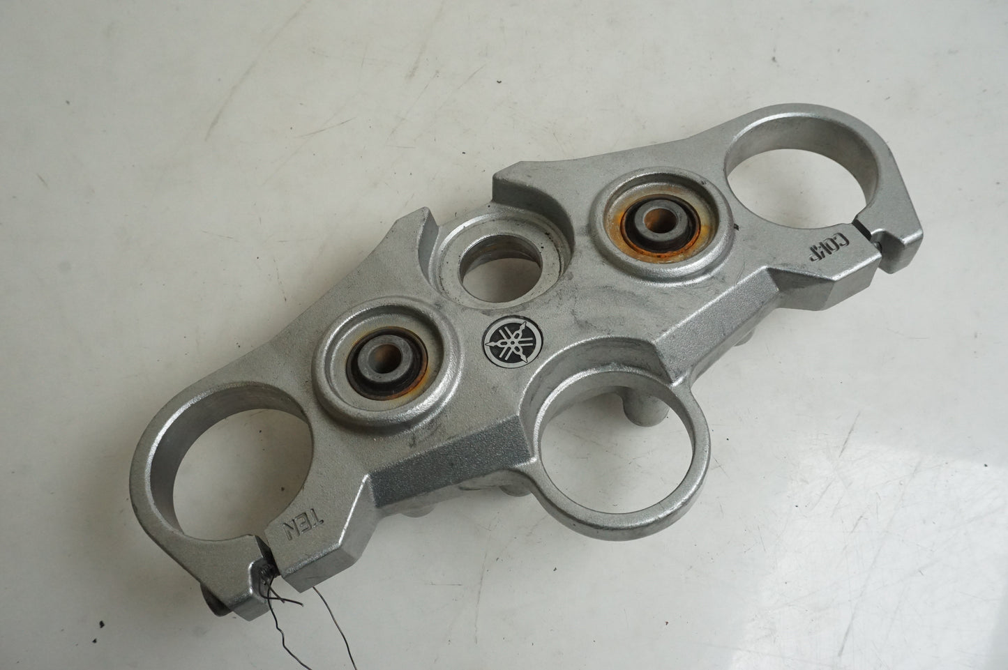 Framsidan på Gaffelkrona från en Yamaha FZ1-SA -2008 motorcykel.