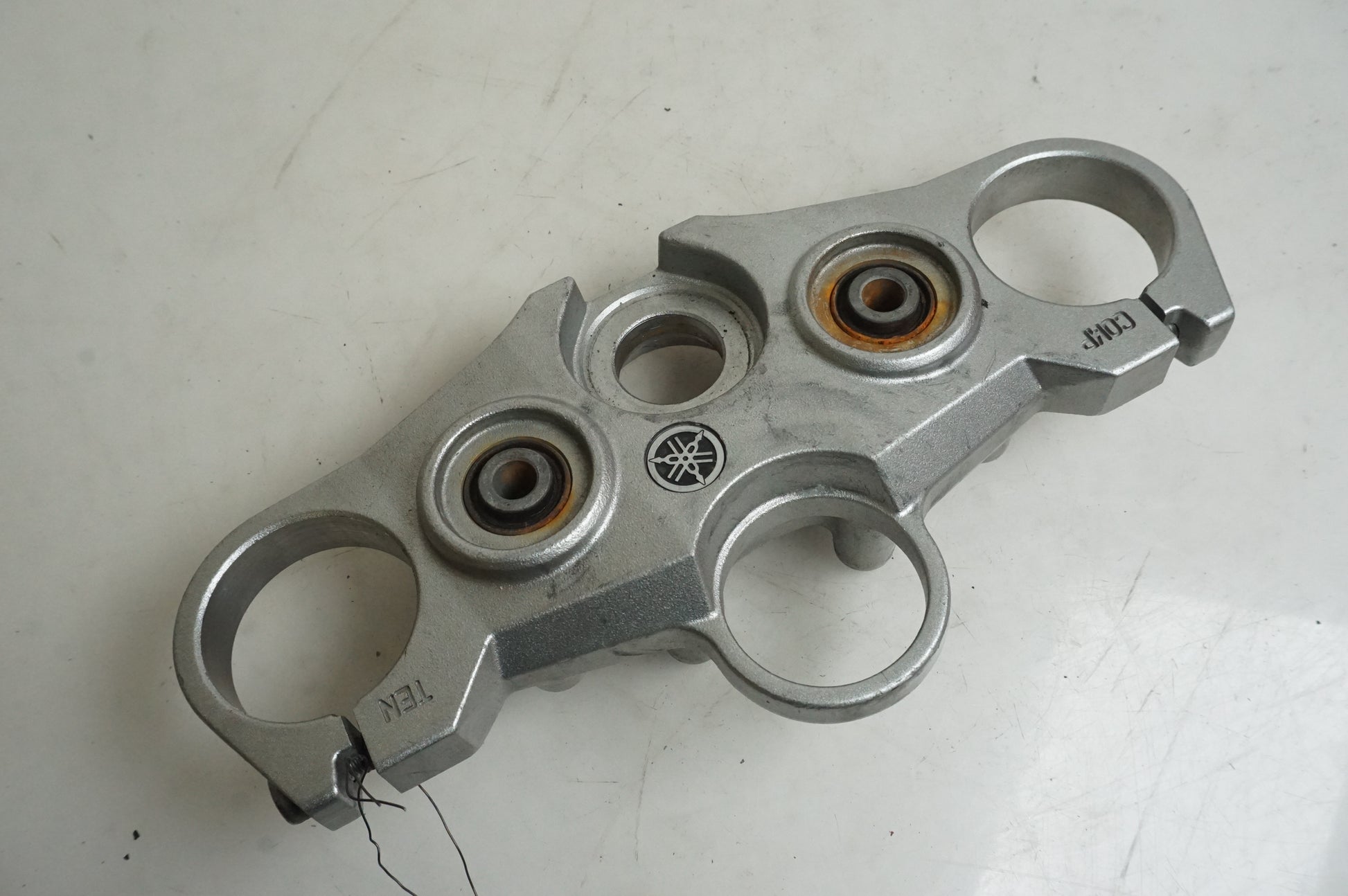 Framsidan på Gaffelkrona från en Yamaha FZ1-SA -2008 motorcykel.