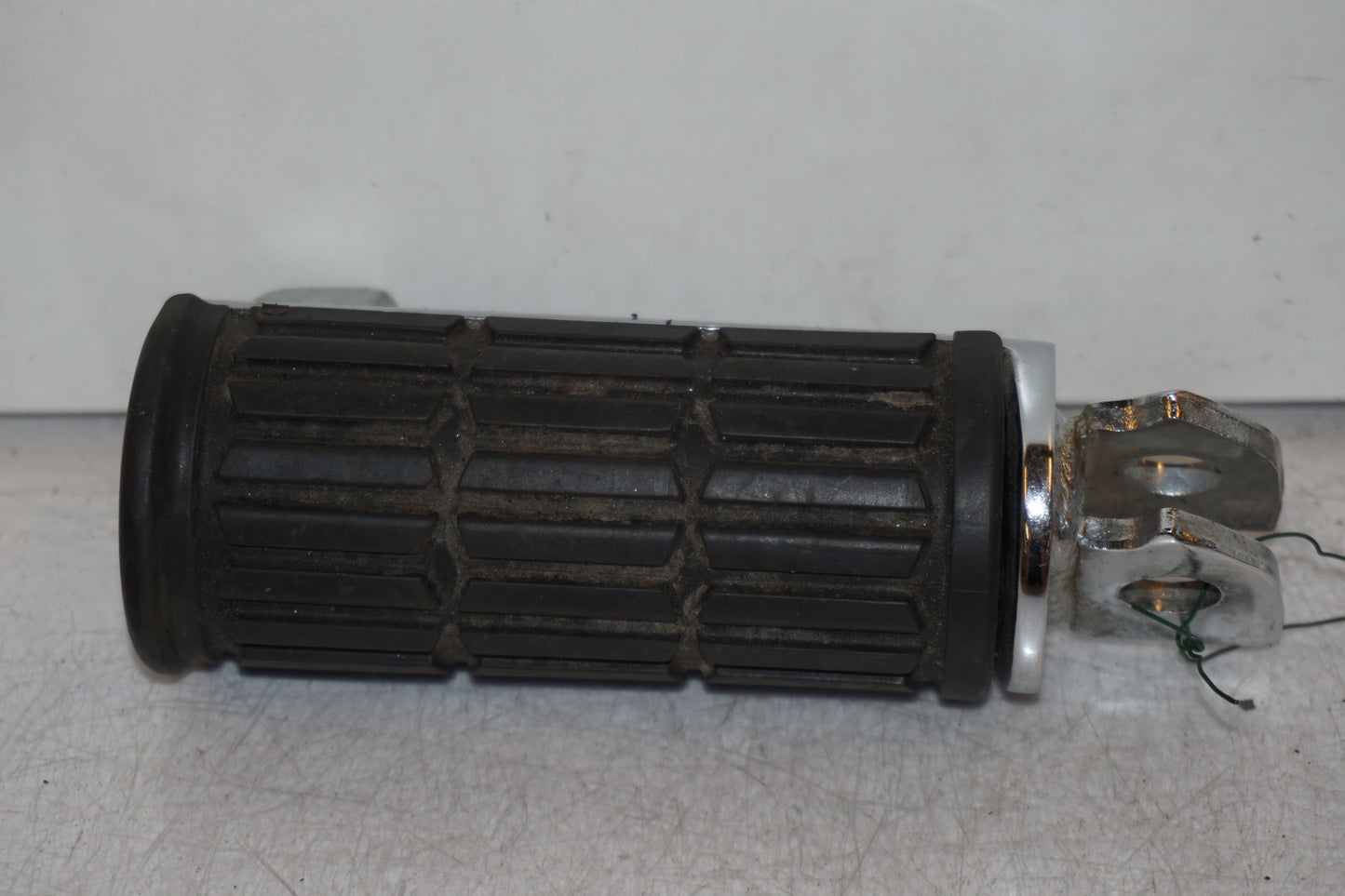 Framsidan på Fotpinne från en Suzuki VZ 1600 -2005 motorcykel.