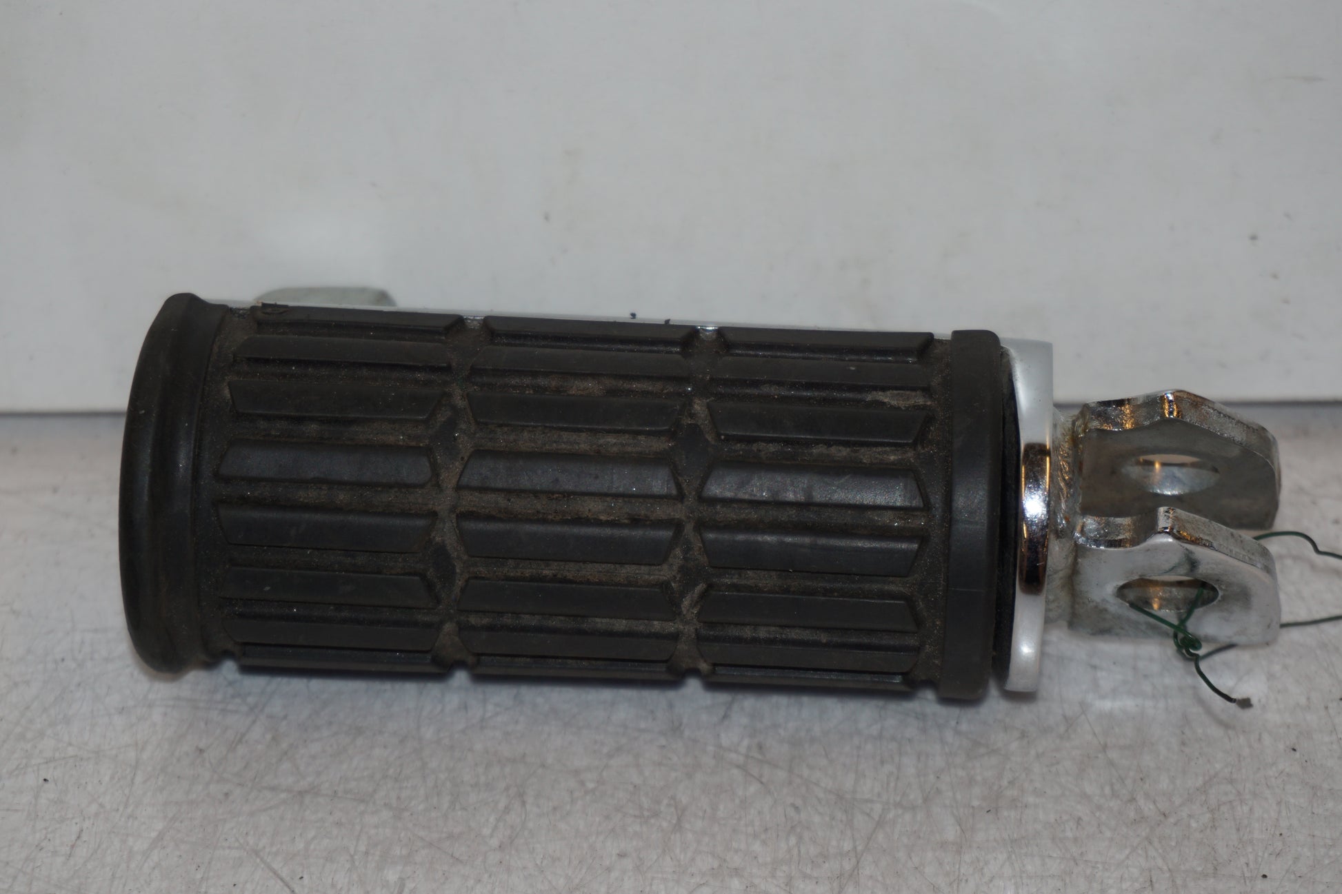 Framsidan på Fotpinne från en Suzuki VZ 1600 -2005 motorcykel.