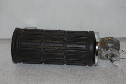 Framsidan på Fotpinne från en Suzuki VZ 1600 -2005 motorcykel.