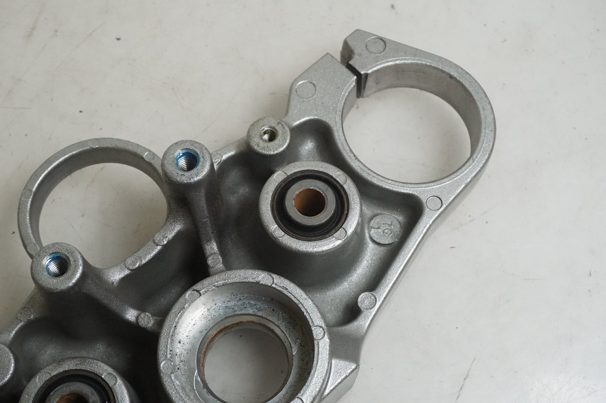 Snett uppifrån på Gaffelkrona från en Yamaha FZ1-SA -2008 motorcykel.