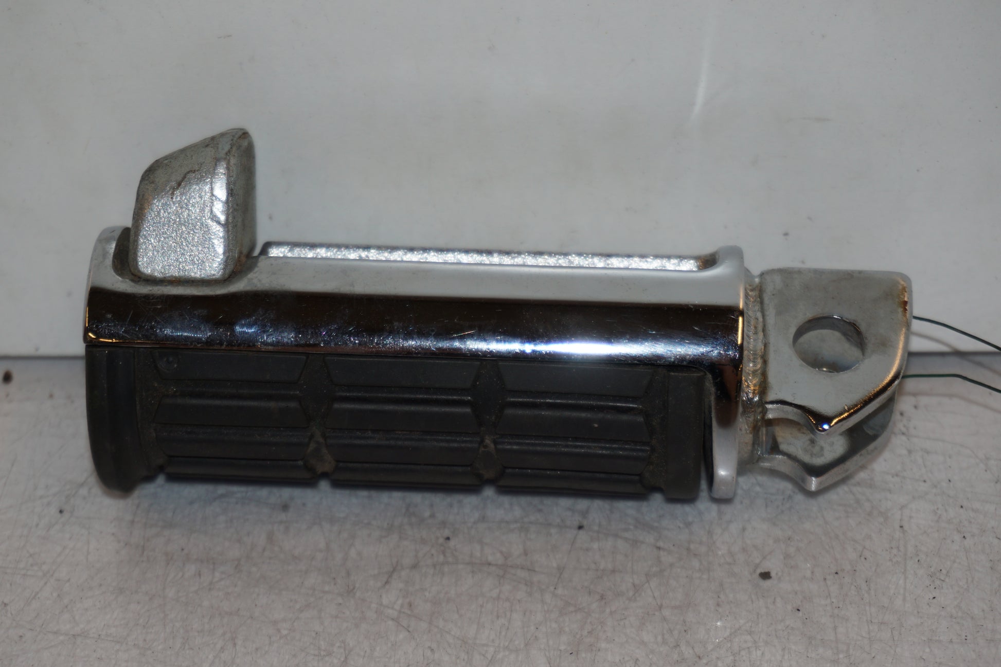 Höger sida på Fotpinne från en Suzuki VZ 1600 -2005 motorcykel.