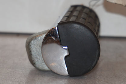 Vänster sida på Fotpinne från en Suzuki VZ 1600 -2005 motorcykel.