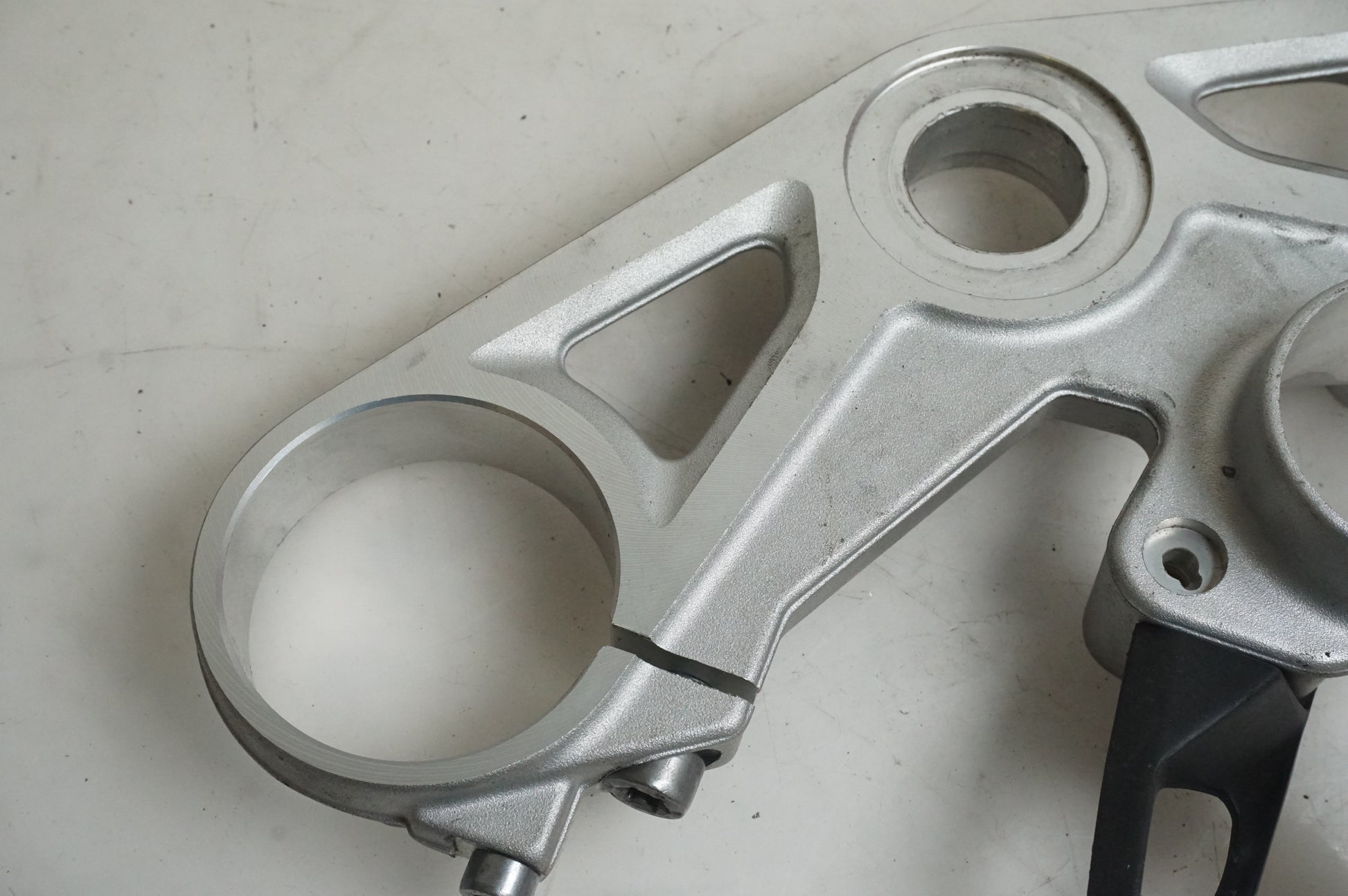 Baksidan på Gaffelkrona från en BMW S 1000 RR -2011 motorcykel.