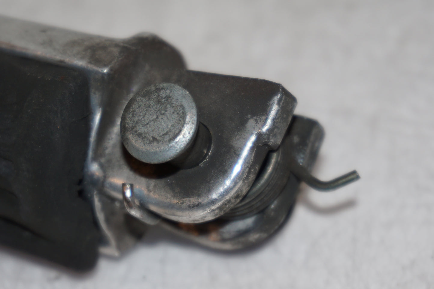 Snett nerifrån på Fotpinne från en Honda VTR 1000 F -1997 motorcykel.