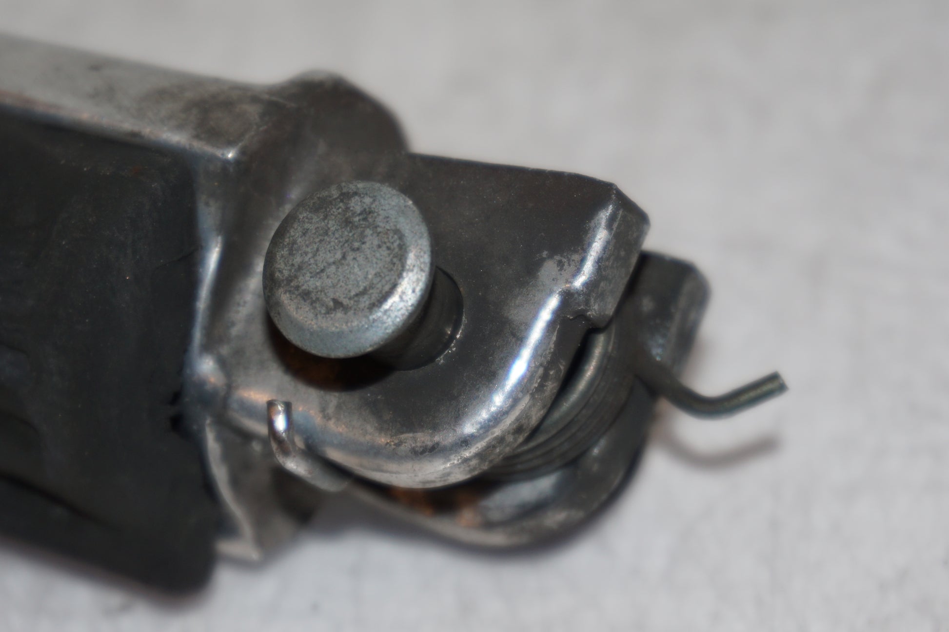 Snett nerifrån på Fotpinne från en Honda VTR 1000 F -1997 motorcykel.