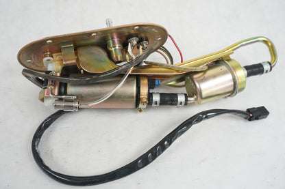 Snett nerifrån på Bensinpump insprut från en Suzuki VZ 1600 -2004 motorcykel.