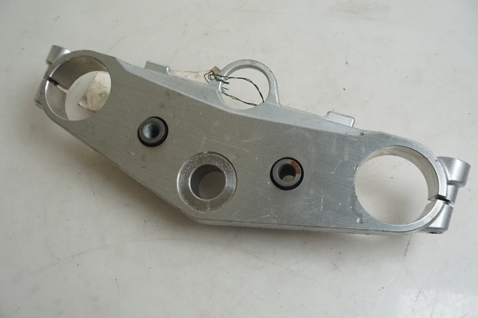 Framsidan på Gaffelkrona från en Suzuki GSX 1400 -2003 motorcykel.