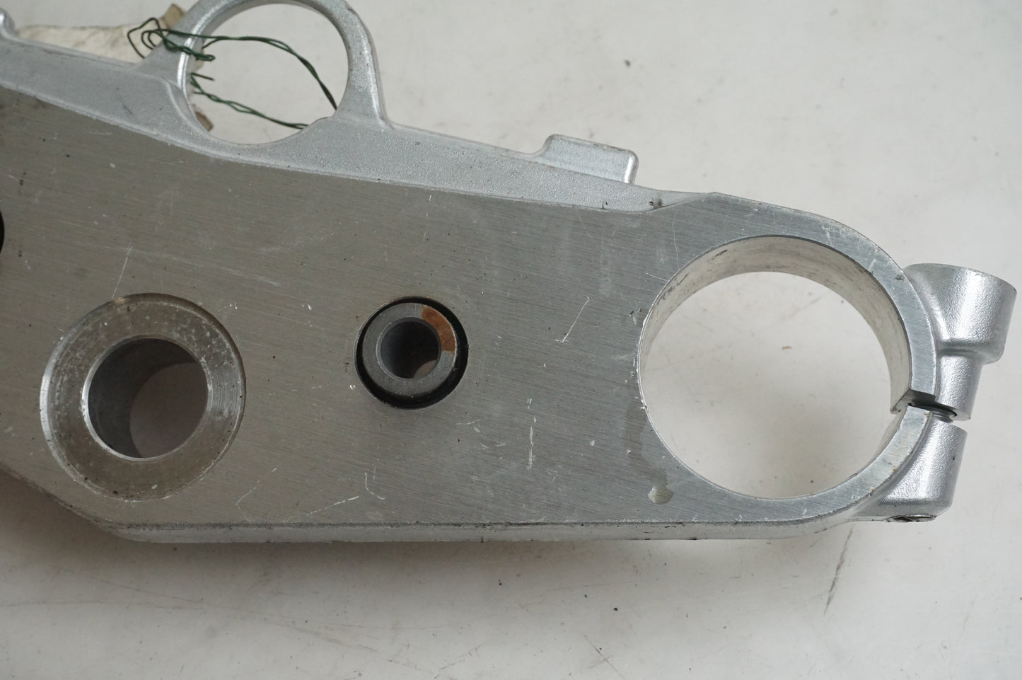 Baksidan på Gaffelkrona från en Suzuki GSX 1400 -2003 motorcykel.