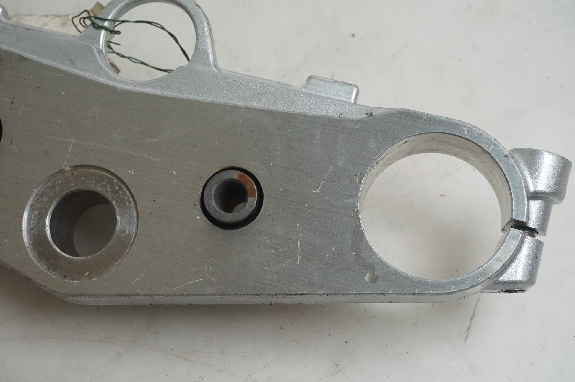 Baksidan på Gaffelkrona från en Suzuki GSX 1400 -2003 motorcykel.