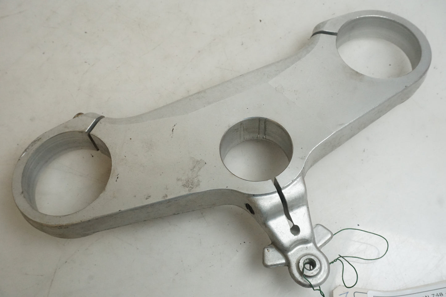 Framsidan på Gaffelkrona från en Ducati 748 -2001 motorcykel.