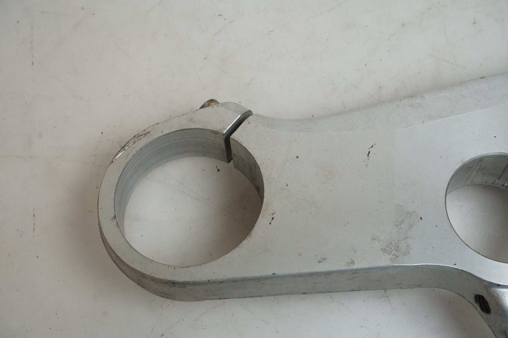 Baksidan på Gaffelkrona från en Ducati 748 -2001 motorcykel.