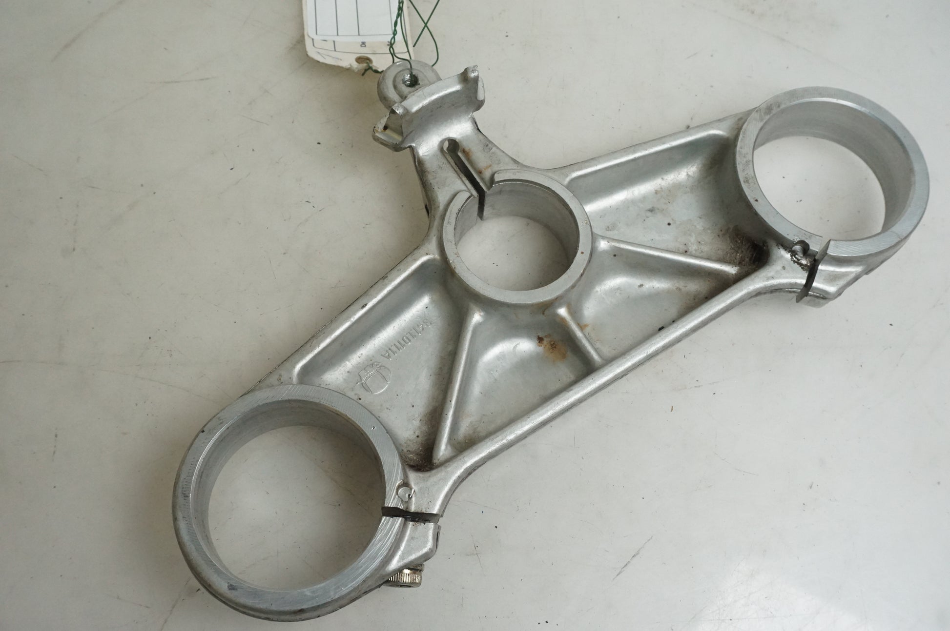 Vänster sida på Gaffelkrona från en Ducati 748 -2001 motorcykel.