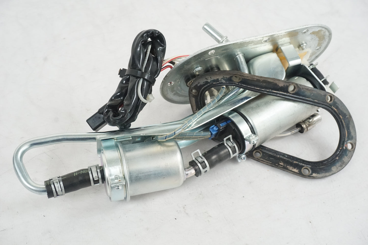 Snett uppifrån på Bensinpump insprut från en Suzuki VZ 1600 -2005 motorcykel.