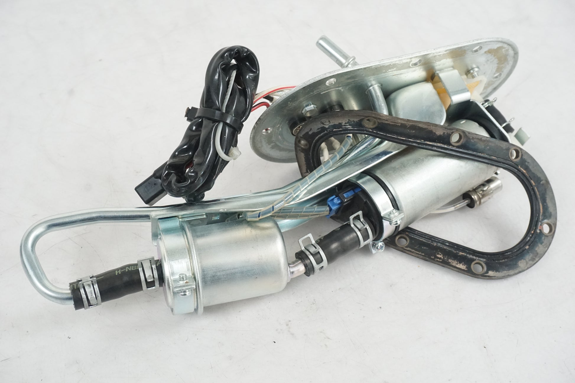 Snett uppifrån på Bensinpump insprut från en Suzuki VZ 1600 -2005 motorcykel.