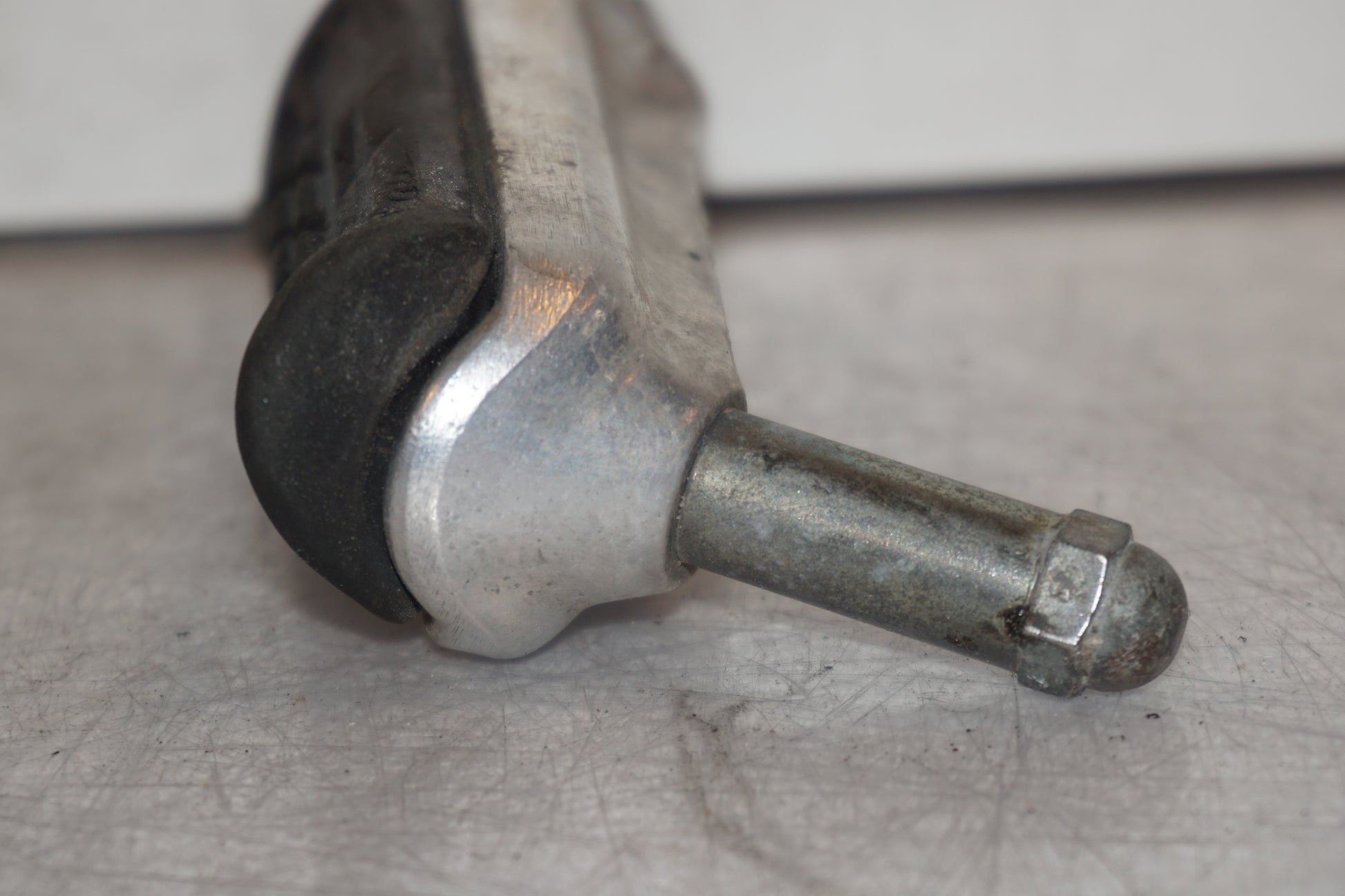 Vänster sida på Fotpinne från en Honda CBR 1100 XX -1997 motorcykel.