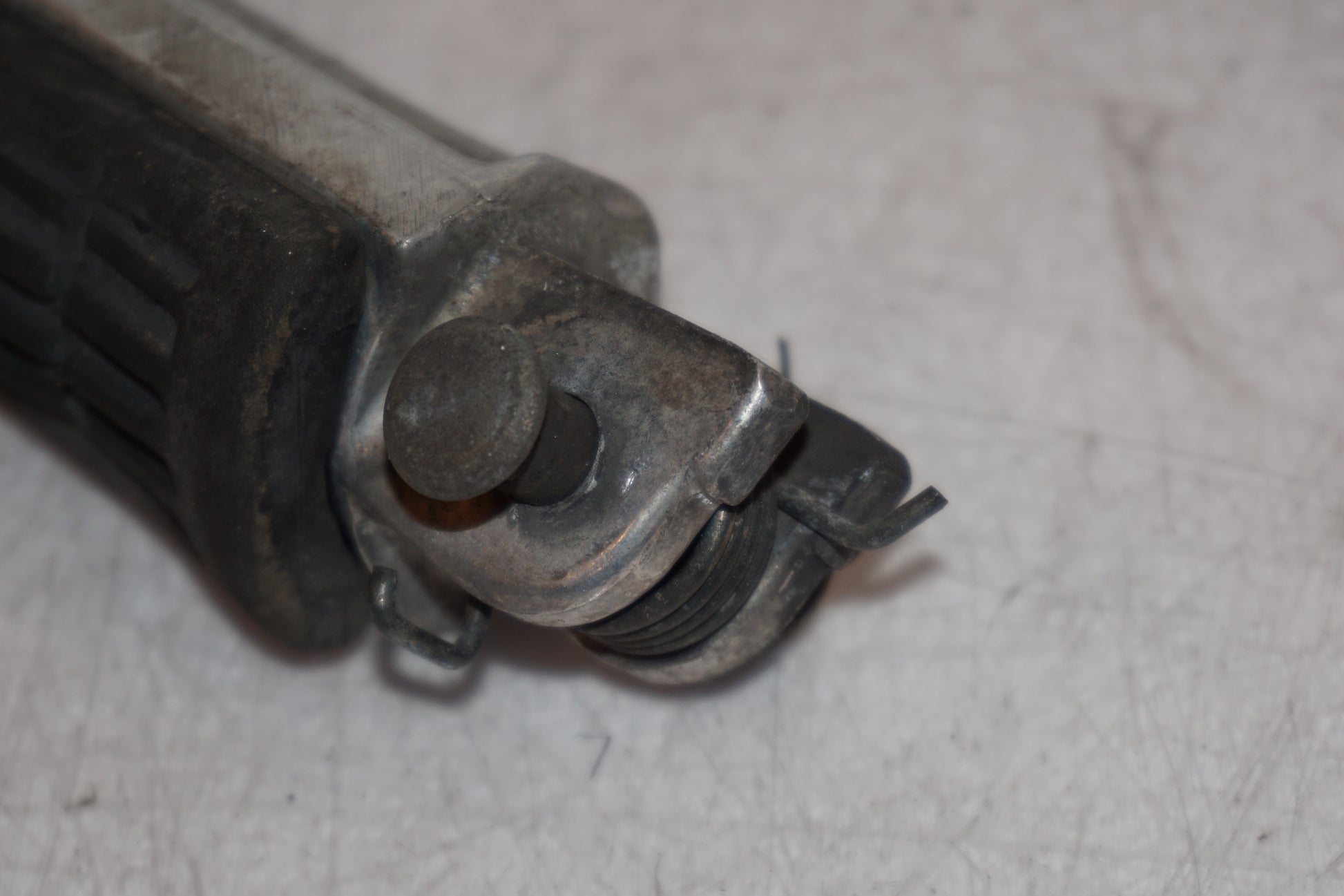 Snett nerifrån på Fotpinne från en Honda CBR 1100 XX -1997 motorcykel.