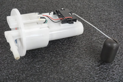 Vänster sida på Bensinpump insprut från en Yamaha MT-09 Tracer -2015 motorcykel.