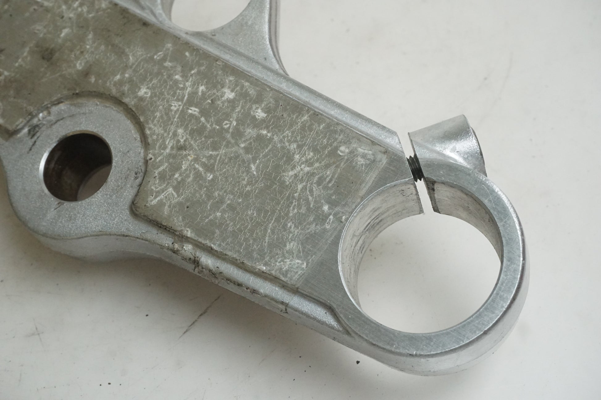 Baksidan på Gaffelkrona från en Suzuki SV 650 -2001 motorcykel.