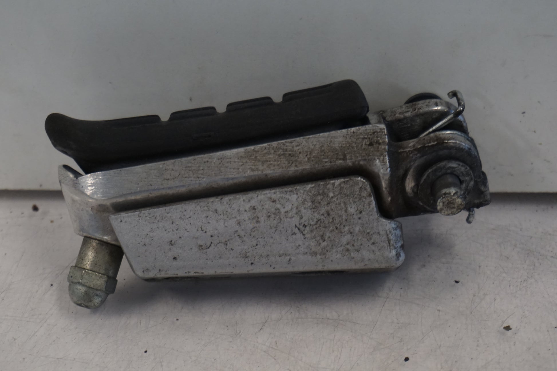 Baksidan på Fotpinne från en Honda CBF 1000 -2007 motorcykel.