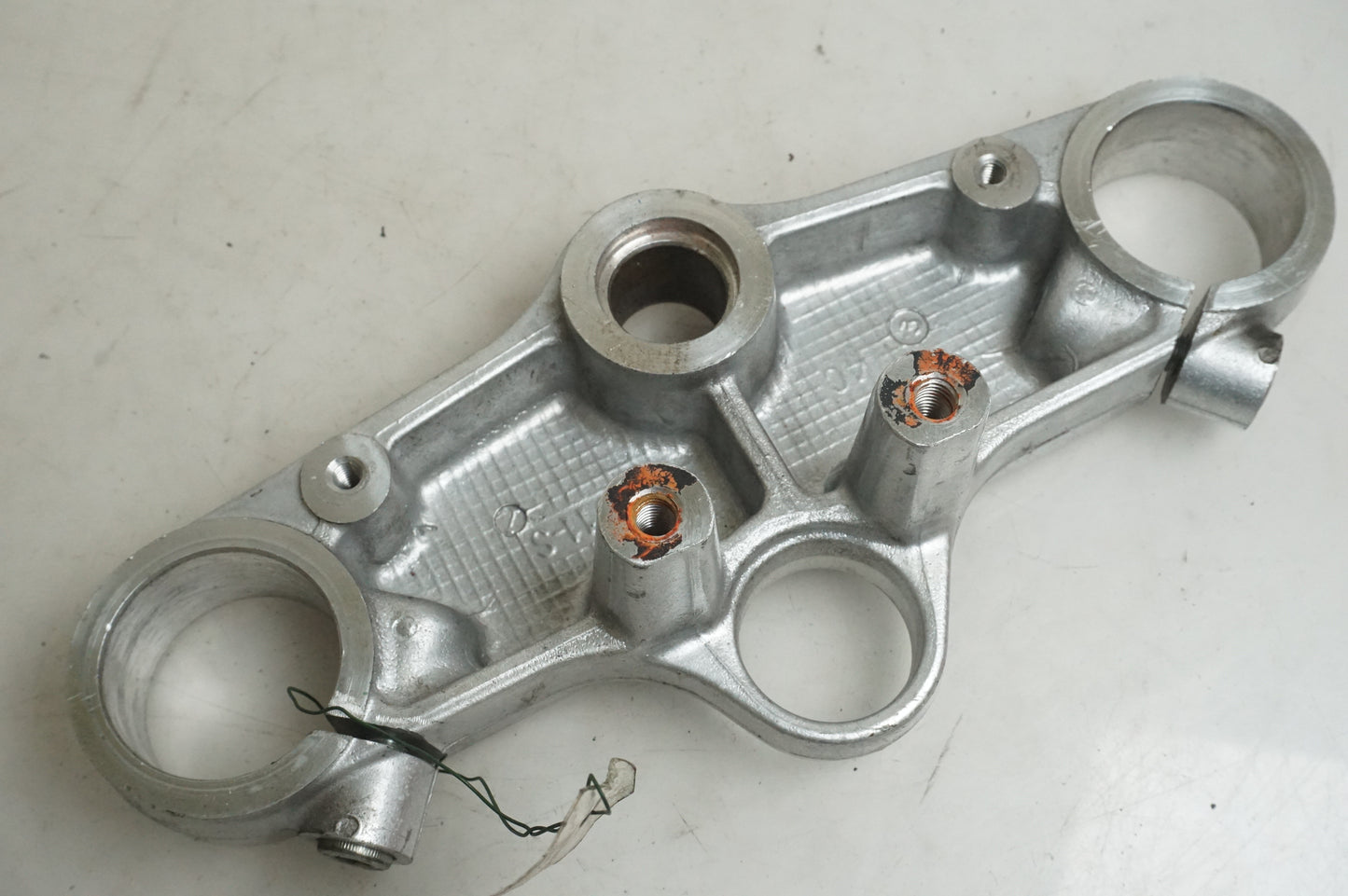 Vänster sida på Gaffelkrona från en Suzuki SV 650 -2001 motorcykel.