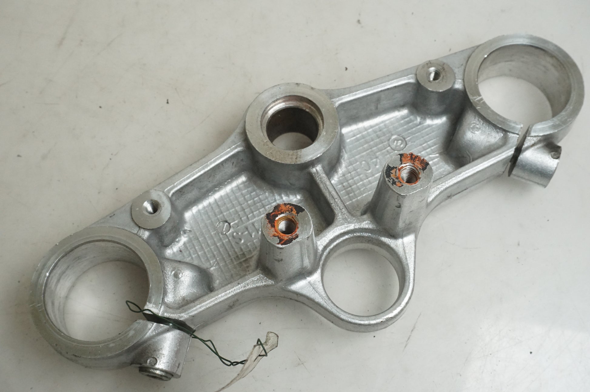 Vänster sida på Gaffelkrona från en Suzuki SV 650 -2001 motorcykel.