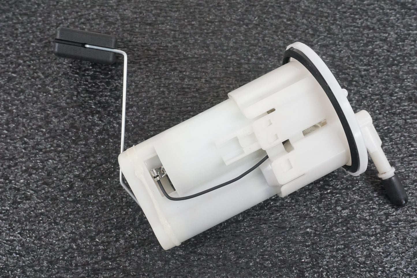 Baksidan på Bensinpump insprut från en Yamaha MT-07 -2014 motorcykel.