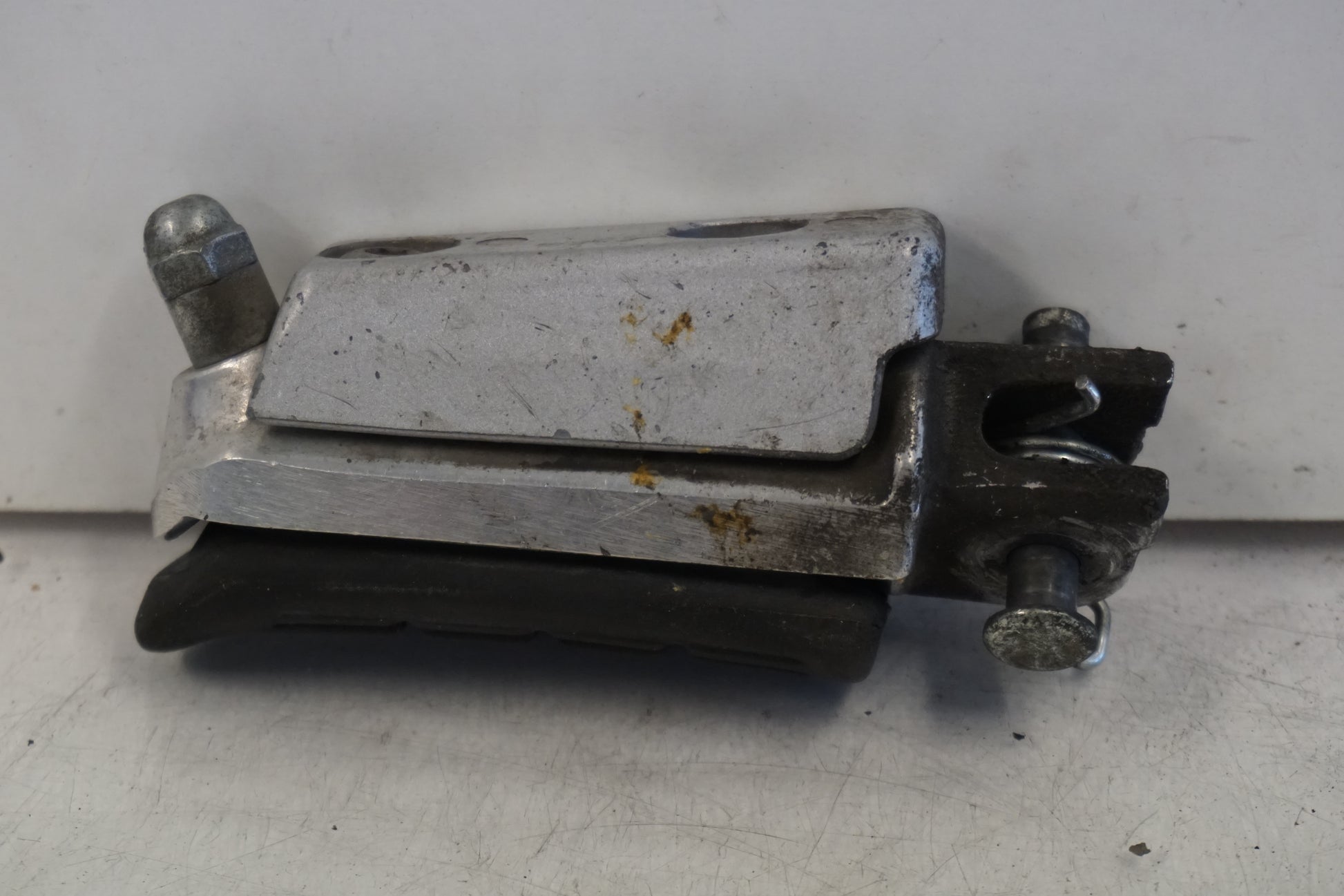 Vänster sida på Fotpinne från en Honda CBF 1000 -2007 motorcykel.