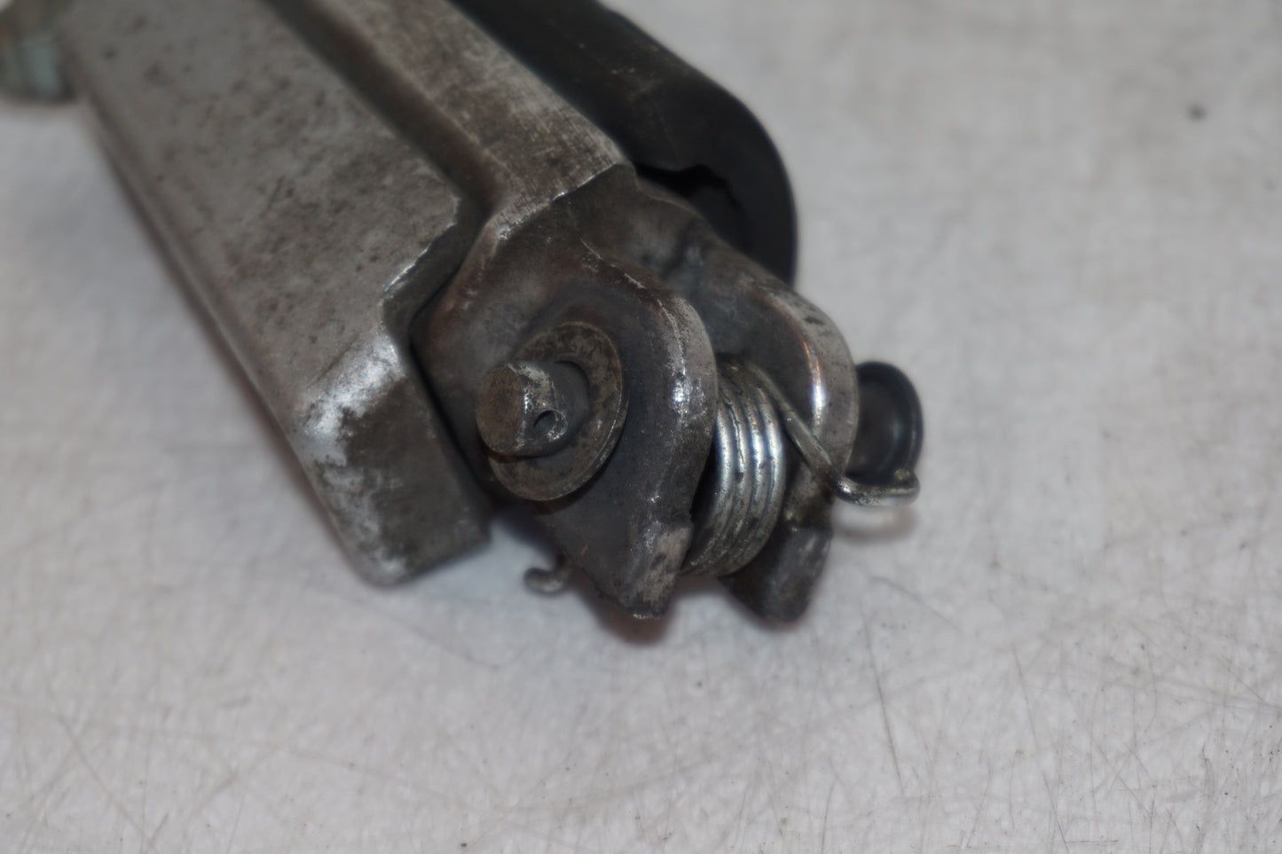 Snett nerifrån på Fotpinne från en Honda CBF 1000 -2007 motorcykel.