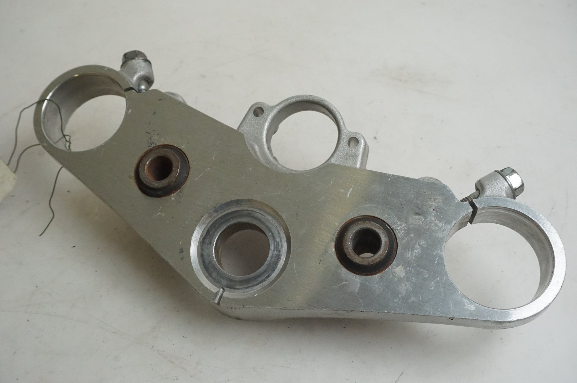 Framsidan på Gaffelkrona från en Honda CB 1300 F -2004 motorcykel.