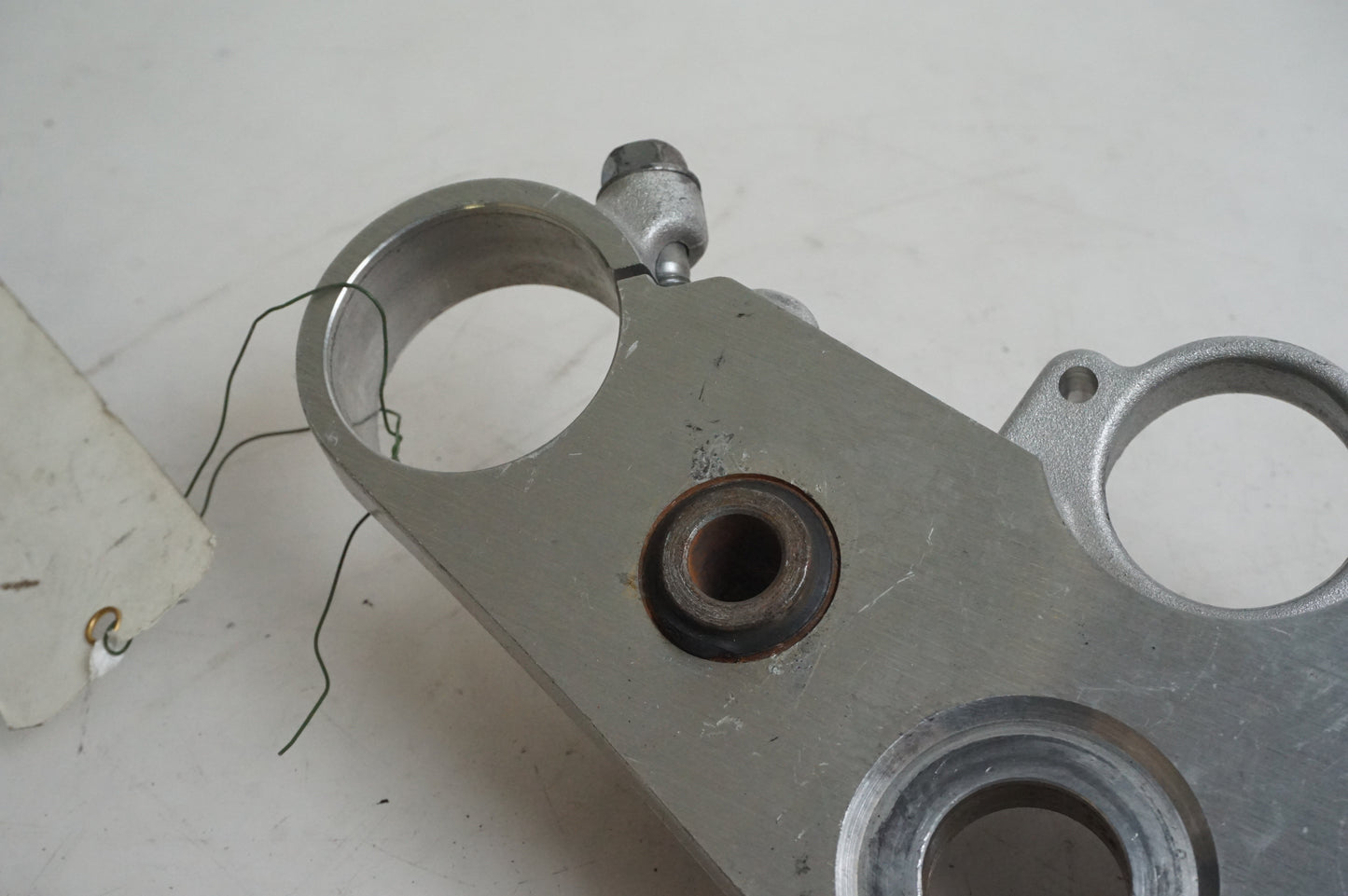 Höger sida på Gaffelkrona från en Honda CB 1300 F -2004 motorcykel.