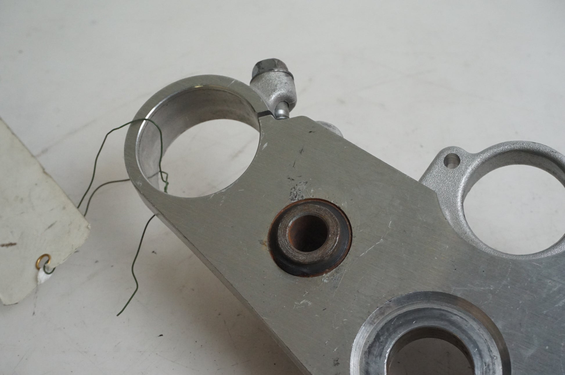 Höger sida på Gaffelkrona från en Honda CB 1300 F -2004 motorcykel.