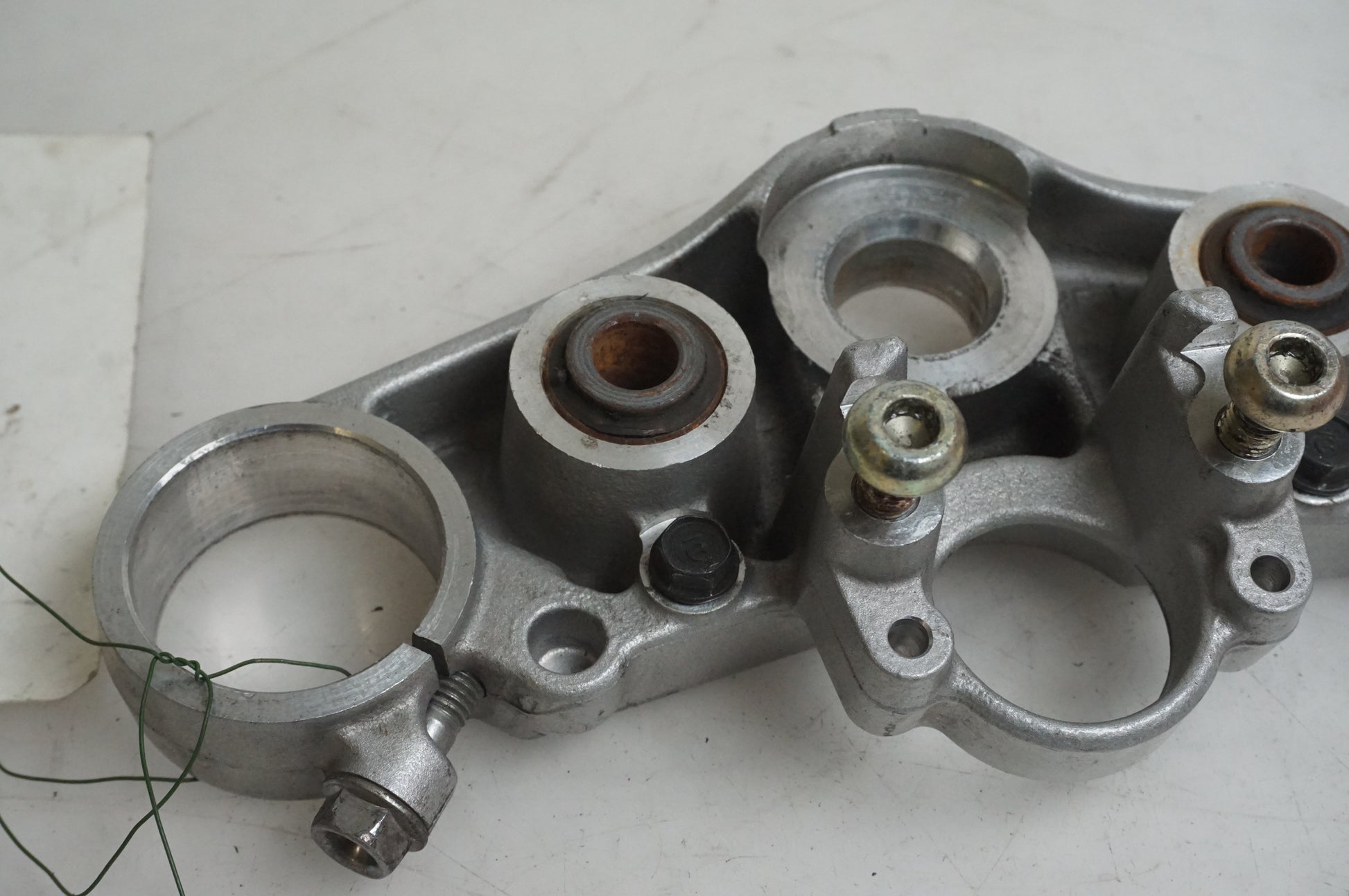 Vänster sida på Gaffelkrona från en Honda CB 1300 F -2004 motorcykel.