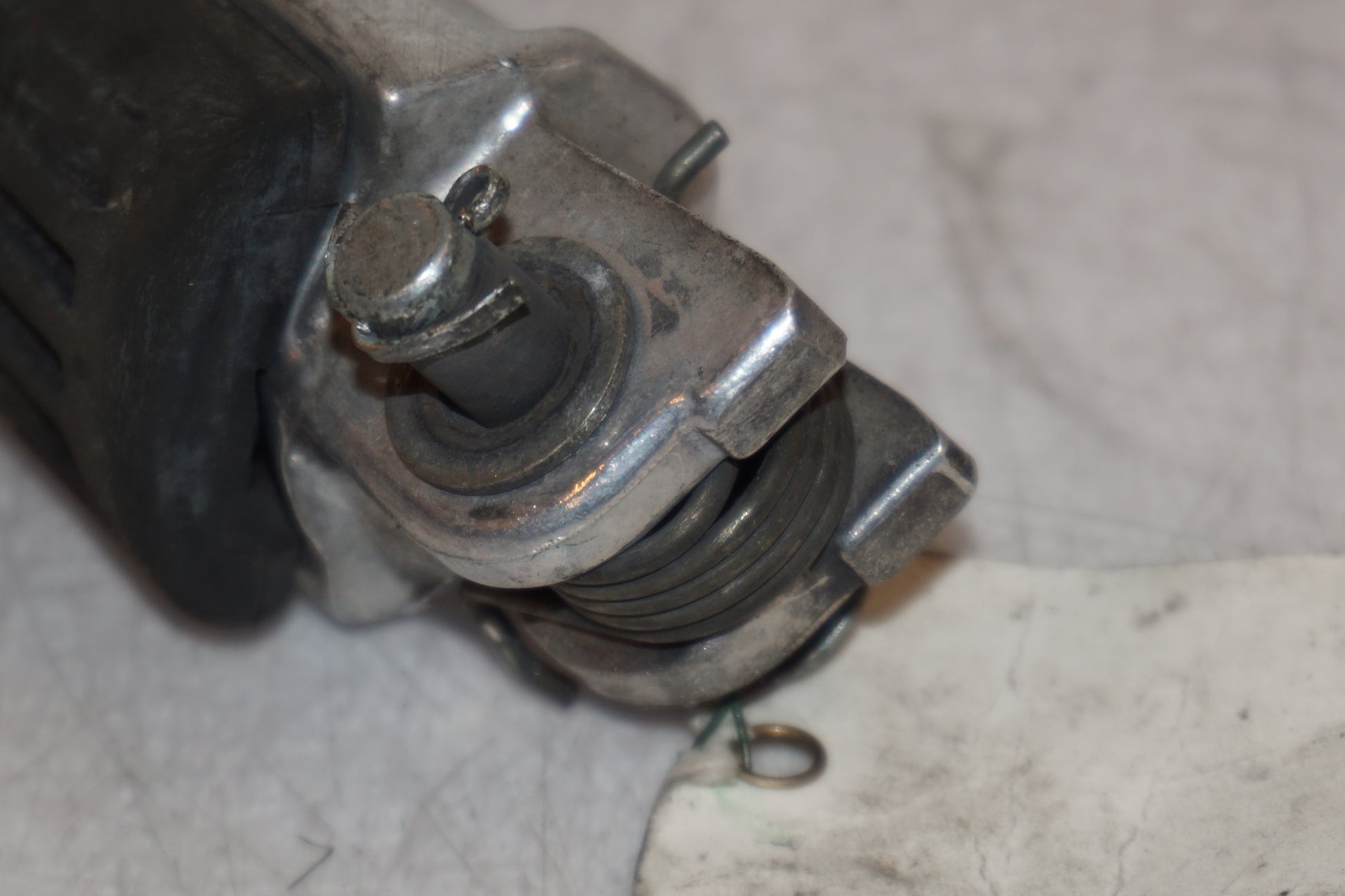 Snett nerifrån på Fotpinne från en Honda CBR 1100 XX -1997 motorcykel.