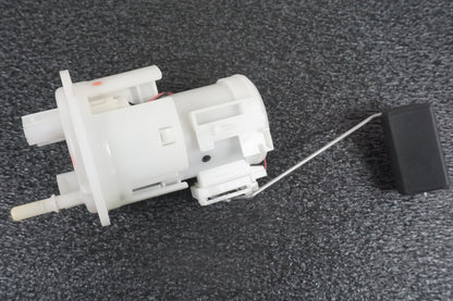 Snett nerifrån på Bensinpump insprut från en Yamaha FZ1-SA -2008 motorcykel.