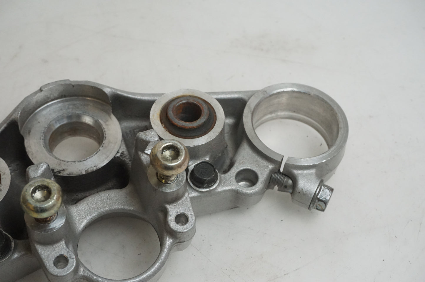 Snett uppifrån på Gaffelkrona från en Honda CB 1300 F -2004 motorcykel.