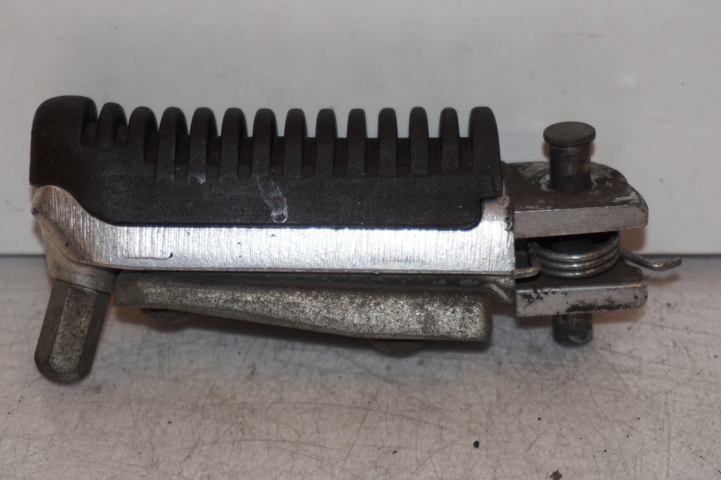 Baksidan på Fotpinne från en Suzuki GSX 1300 R -2000 motorcykel.