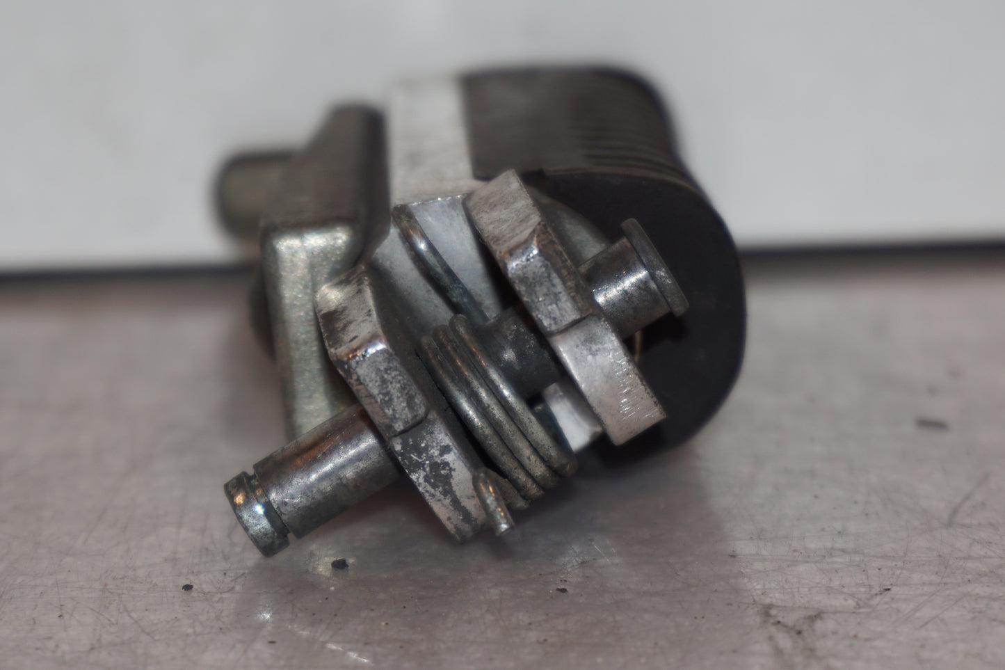 Snett uppifrån på Fotpinne från en Suzuki GSX 1300 R -2000 motorcykel.