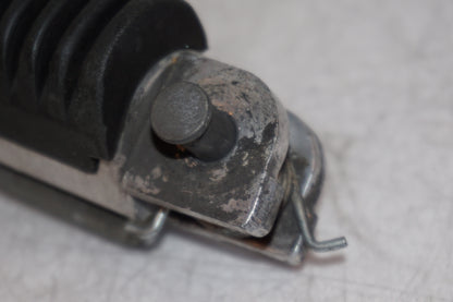 Snett nerifrån på Fotpinne från en Suzuki GSX 1300 R -2000 motorcykel.