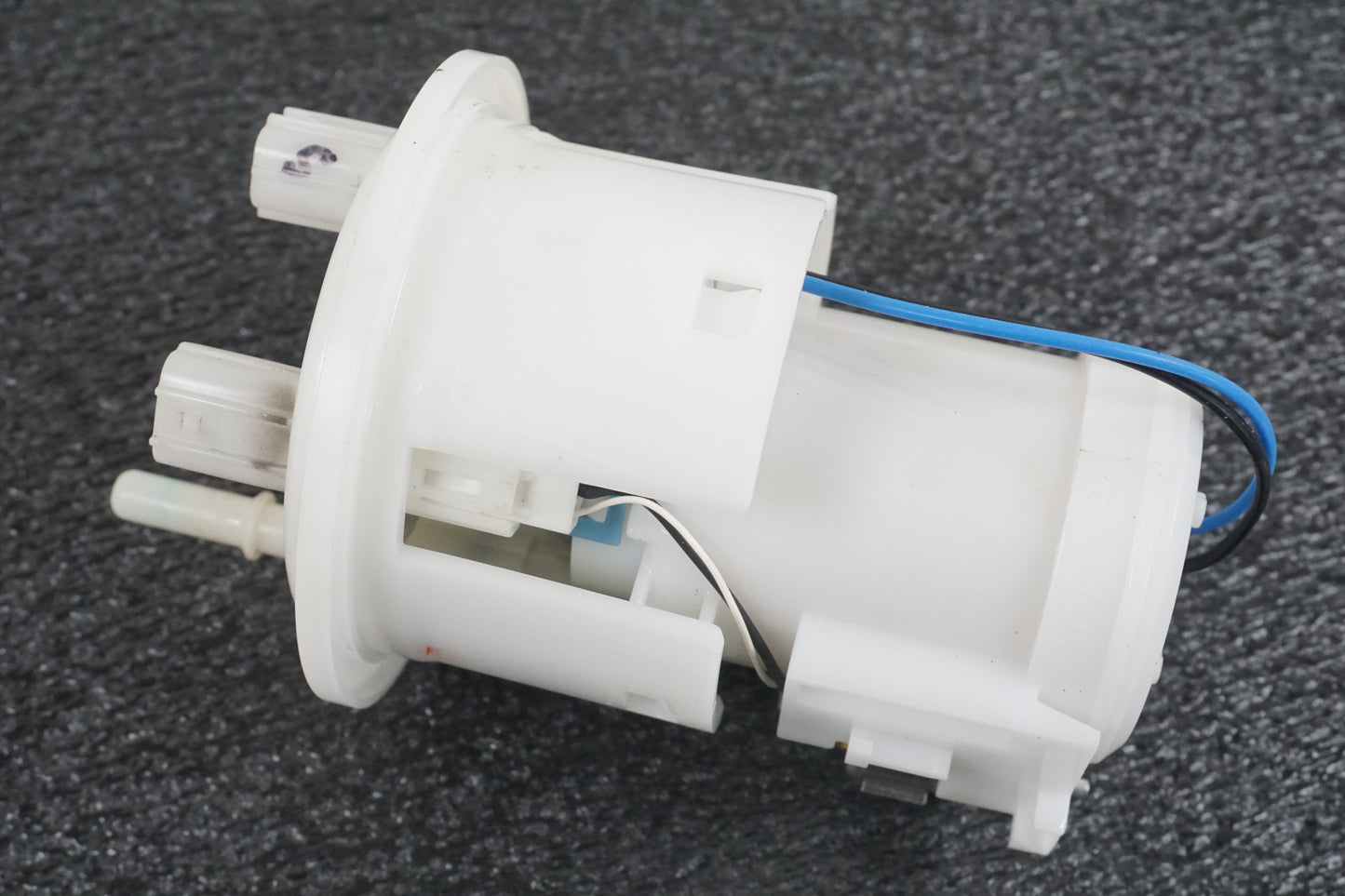 Snett nerifrån på Bensinpump insprut från en Yamaha YZF R6 -2007 motorcykel.