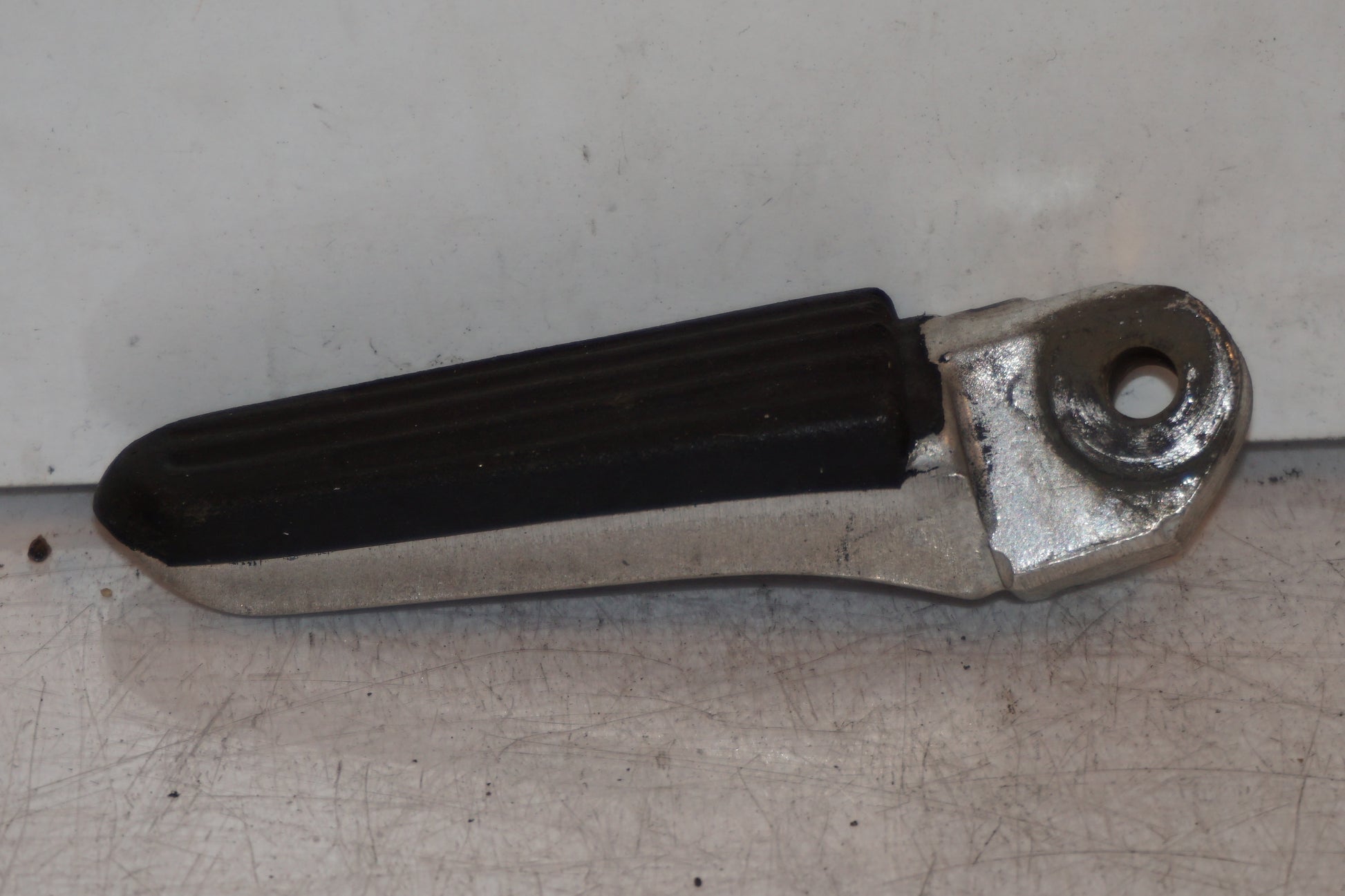 Framsidan på Fotpinne från en Suzuki GSX 1300 R -2003 motorcykel.