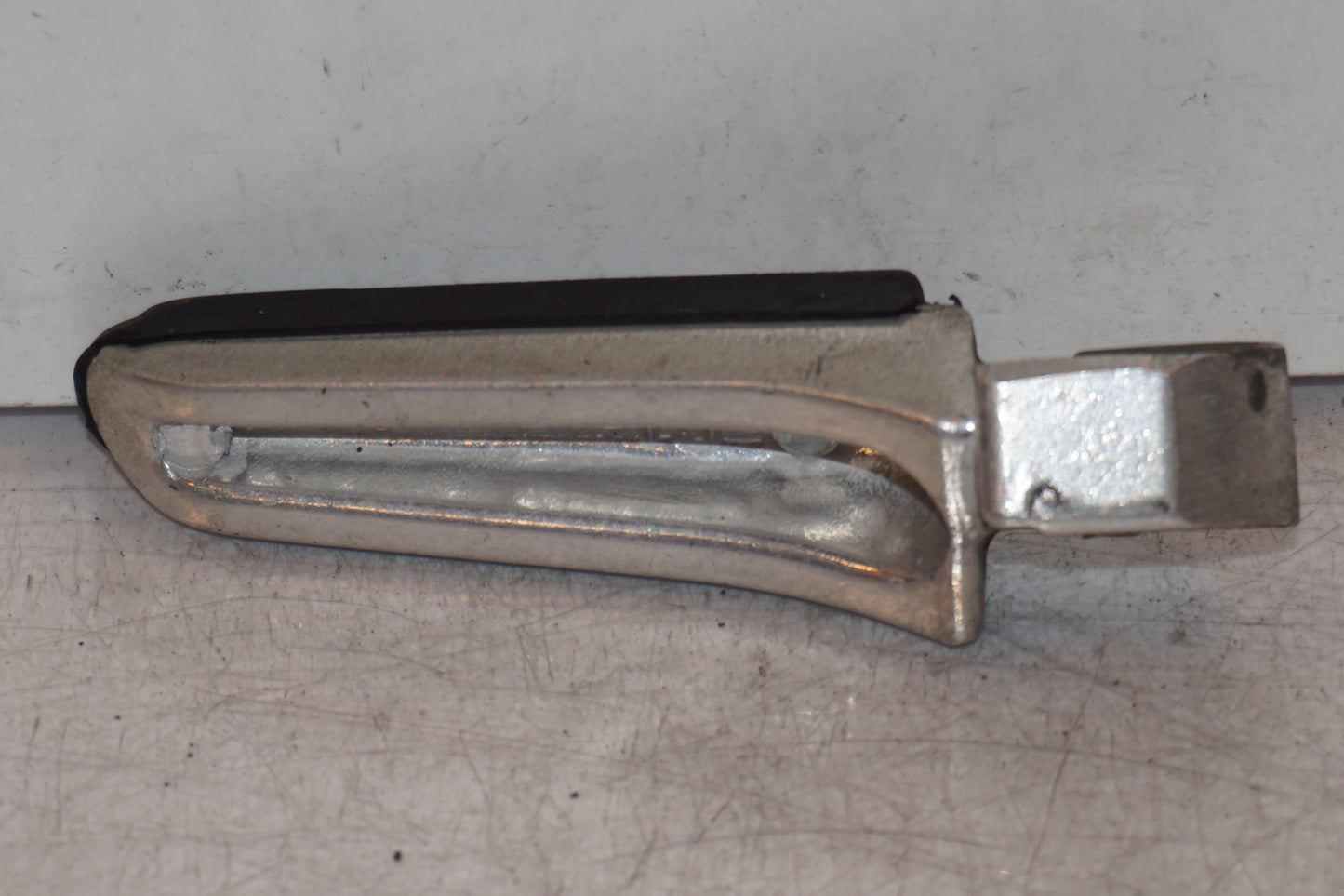 Baksidan på Fotpinne från en Suzuki GSX 1300 R -2003 motorcykel.