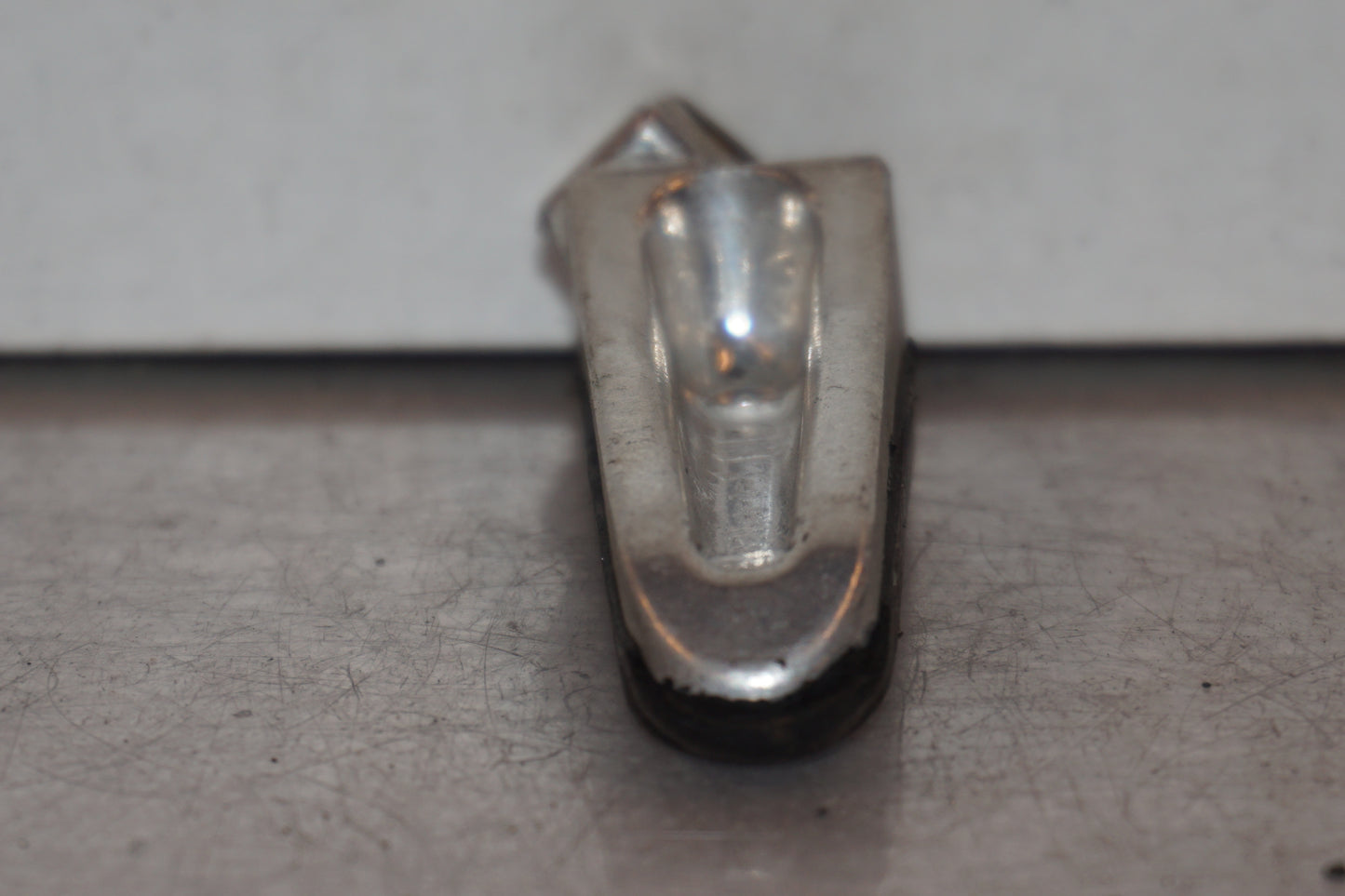 Vänster sida på Fotpinne från en Suzuki GSX 1300 R -2003 motorcykel.