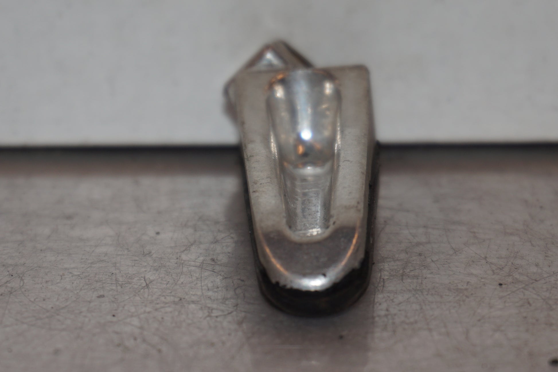 Vänster sida på Fotpinne från en Suzuki GSX 1300 R -2003 motorcykel.