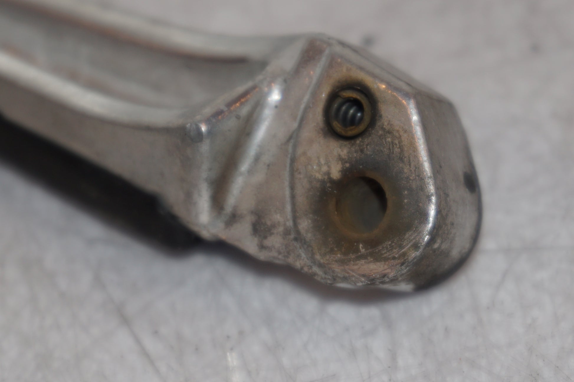 Snett nerifrån på Fotpinne från en Suzuki GSX 1300 R -2003 motorcykel.