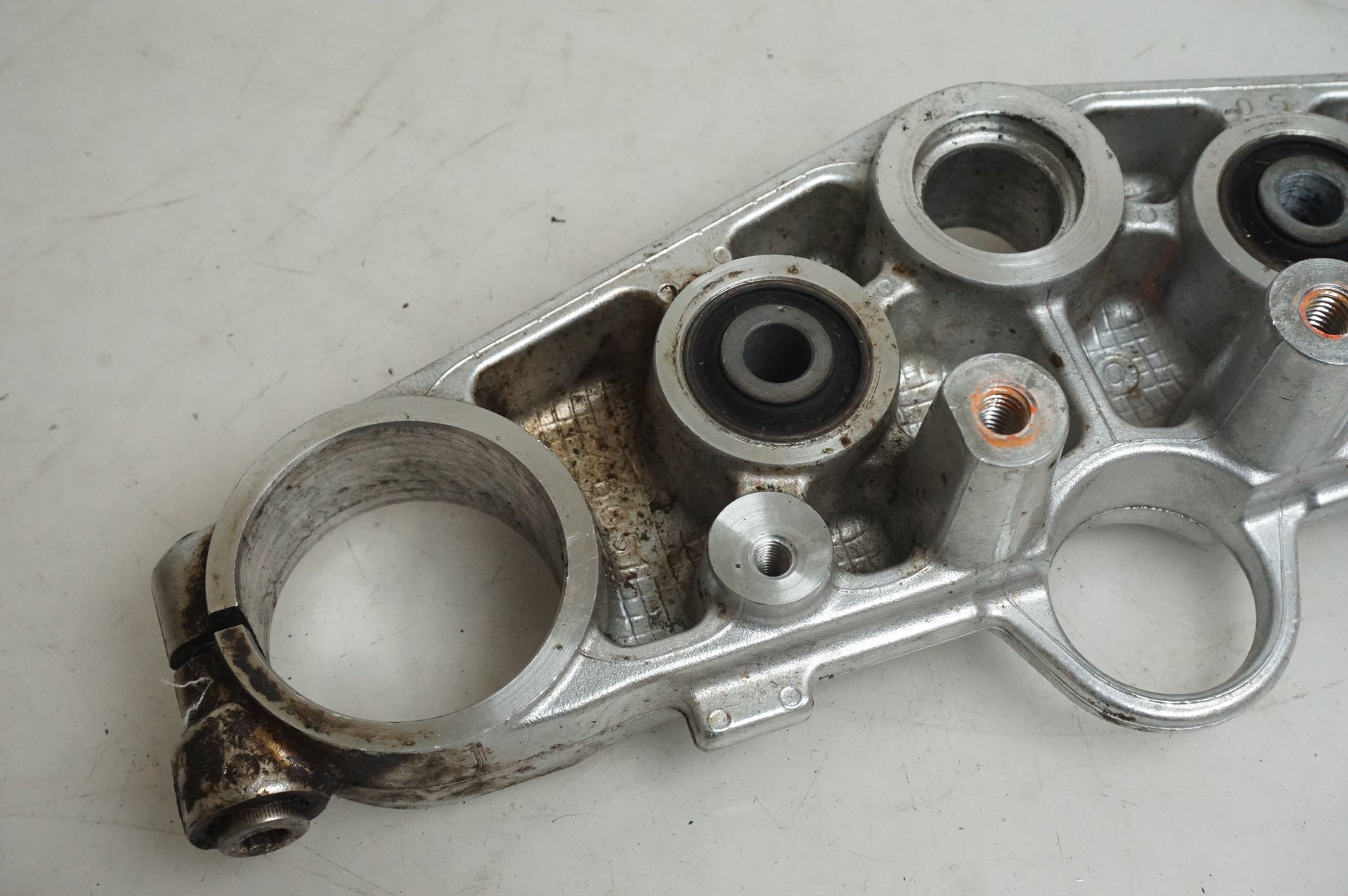 Vänster sida på Gaffelkrona från en Suzuki GSX 1400 -2003 motorcykel.