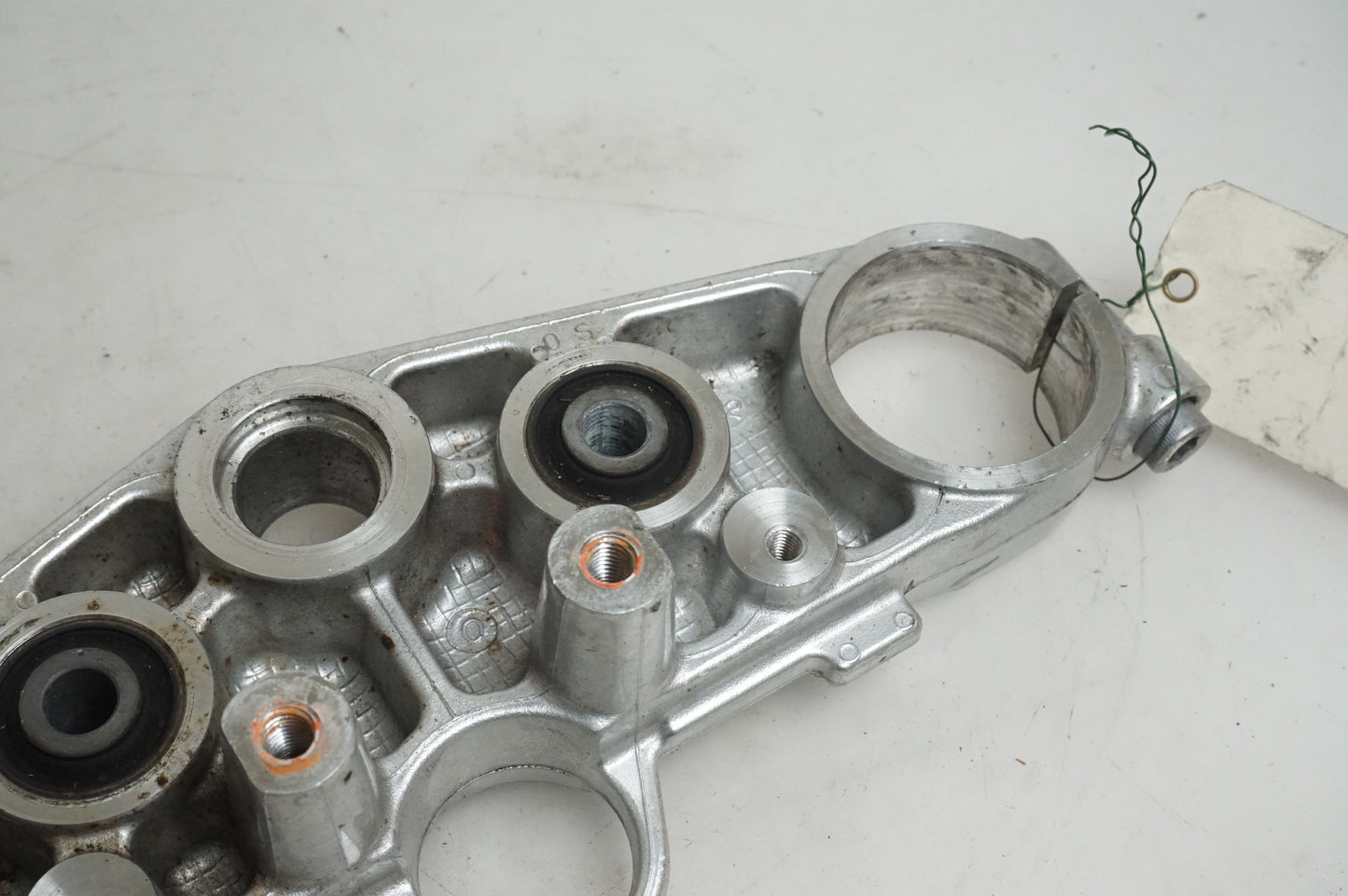 Snett uppifrån på Gaffelkrona från en Suzuki GSX 1400 -2003 motorcykel.