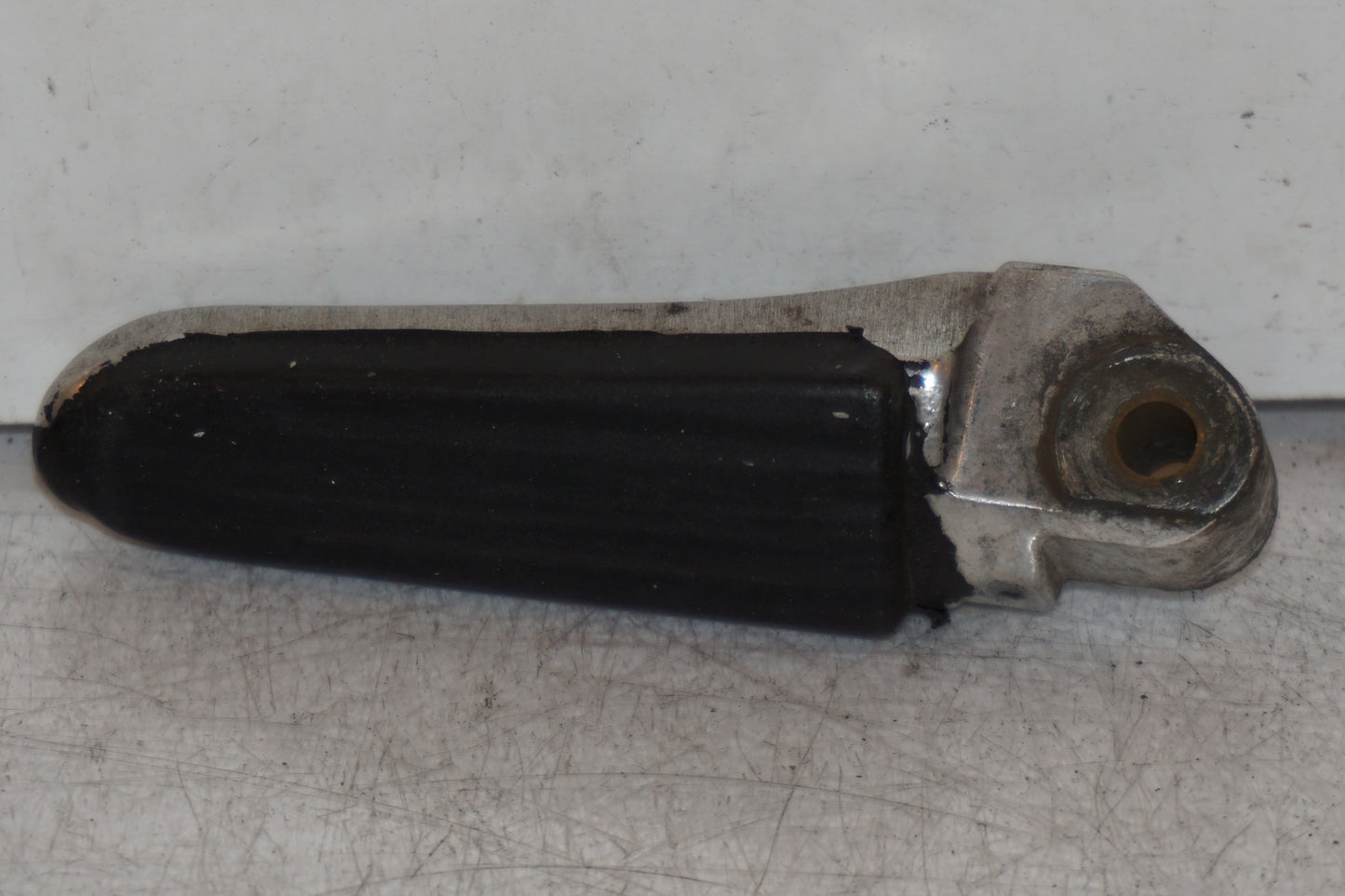 Framsidan på Fotpinne från en Suzuki GSX 1300 R -2000 motorcykel.